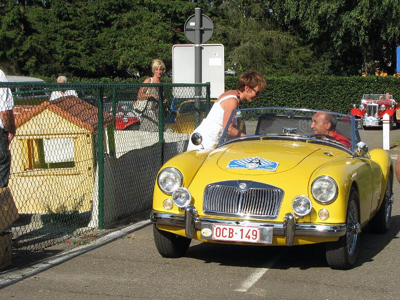 Prijsuitreiking voor de mooiste, oudste, speciaalste en de auto die van het verst kwam,  verschillende leden van MG Club Limburg vielen in de prijzen, kijk maar (15).JPG